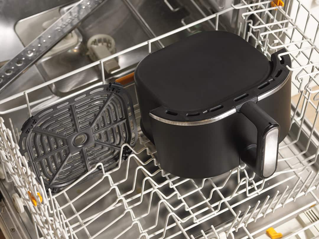 The Drawer of the Air fryer is placed in the dishwasher.